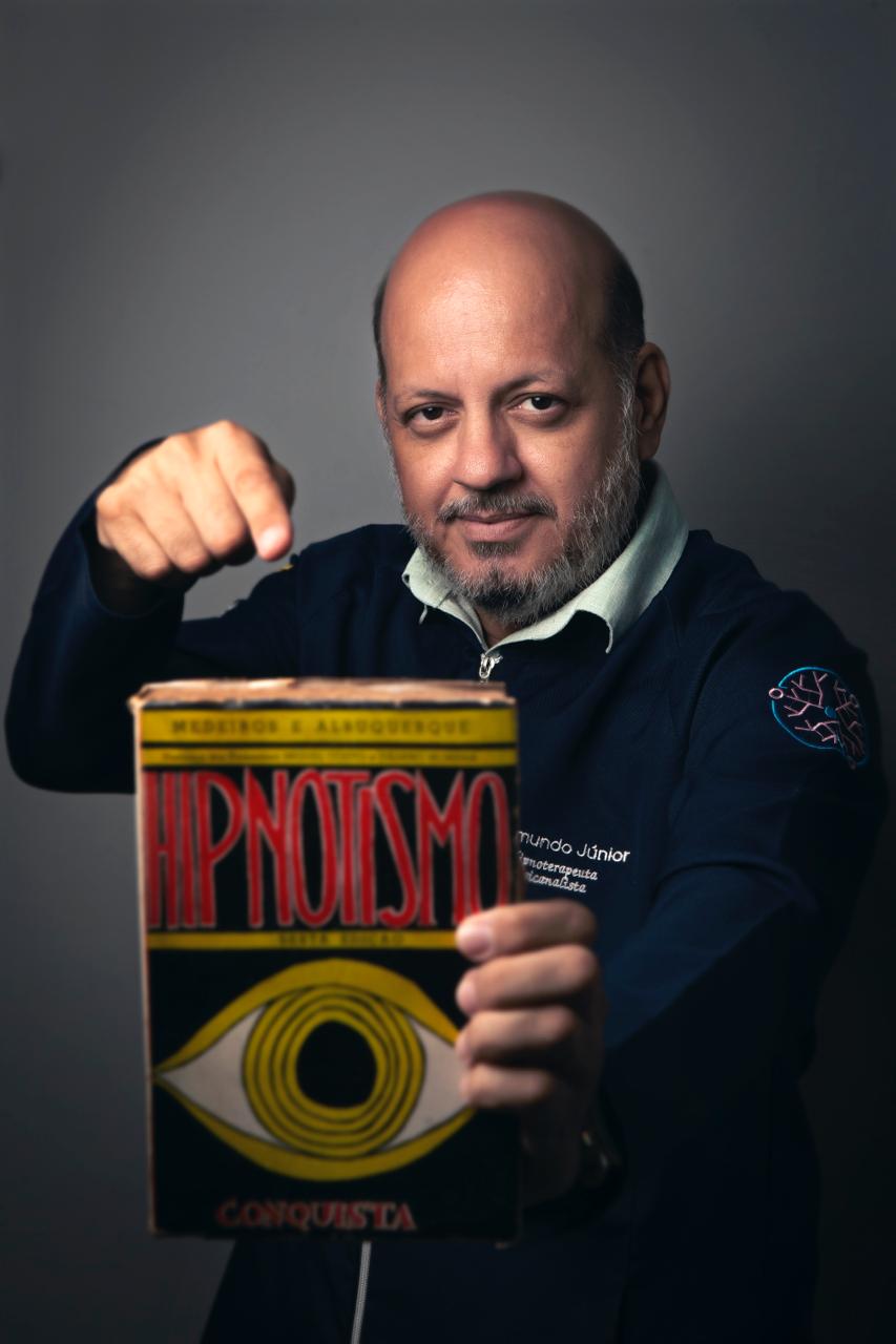 Raimundo Jùnior apresenta um livro sobre hipnotismo